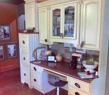 York Apartamento | Home with Art & Beauty-1 minute to York Hospital