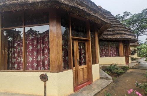 Eastern Region Hotel | Cwmbale Eco-Safari Lodges, Restaurant and Zoo.