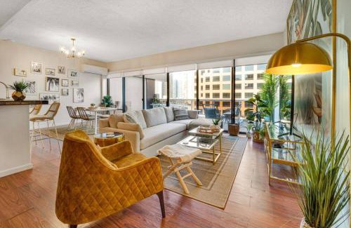 Downtown Honolulu Apartamento | Stunning Palm Resort! Steps to Pool & Hot tub.