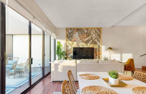 Downtown Honolulu Apartamento | Stunning Palm Resort! Steps to Pool & Hot tub.
