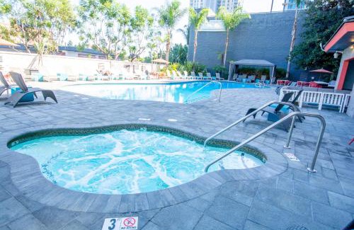 Civic Core Apartamento | Heart of Downtown / Pool - Jacuzzi