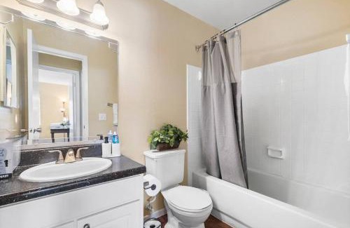 Melbourne Apartamento | Chic 3BR/2BA Escape: Pool, Gym, Laundry in Unit