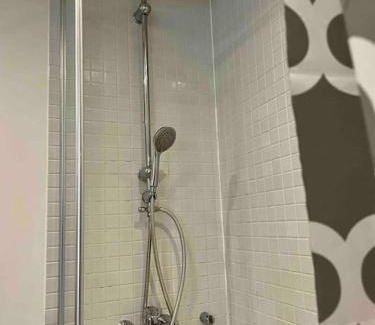 Greenwich Apartamento | Modern 1-Bed Apt with Gym and Pool, next to metro