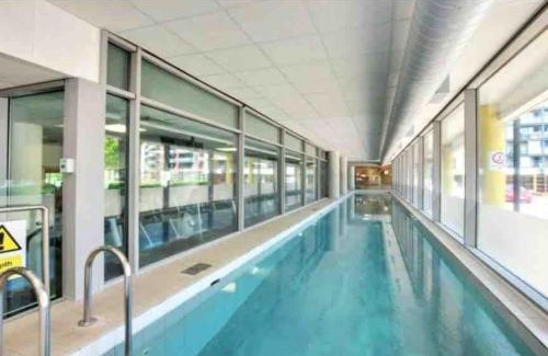 Greenwich Apartamento | Modern 1-Bed Apt with Gym and Pool, next to metro