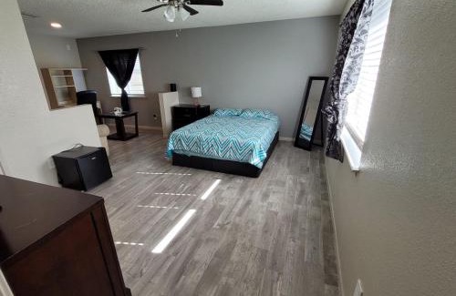 Houston Casa | Big room with a private bathroom