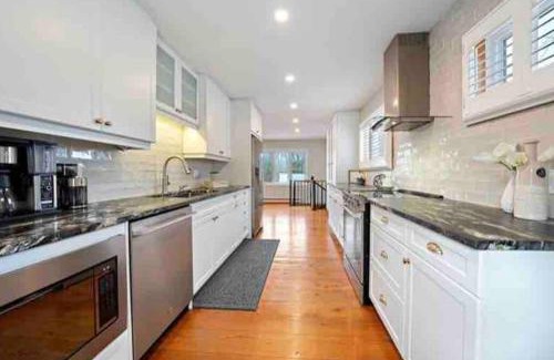 Port Dover Casa | River front 4 bedroom cottage with boat dock