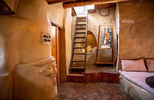 Naina Range Cama Y Desayuno | Hidden Earthen Home With An SUV Car As Entrance