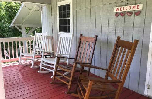 Black Mountain Casa | Rosso Veranda Cottage