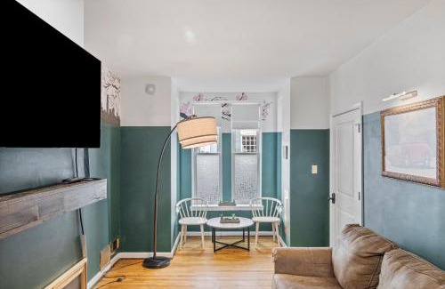 H Street Corridor Apartamento | Private Hot Tub - The Art Suite - Capital HILL DC