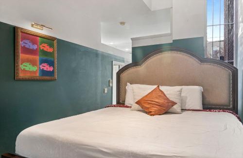 H Street Corridor Apartamento | Private Hot Tub - The Art Suite - Capital HILL DC