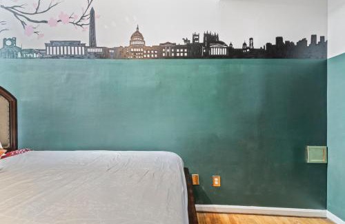 H Street Corridor Apartamento | Private Hot Tub - The Art Suite - Capital HILL DC