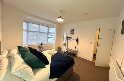 Holbrooks Casa | Spacious 5-bed house in Coventry by Seeka Stay, Ideal for business, Sleeps 7!