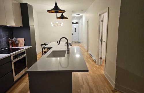 Mile End Apartamento | Chic Modern Apt in The Plateau
