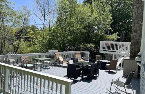 Cape Neddick Casa | .7 miles to the Beach, Large stunning Cape for the whole family. Three Decks.