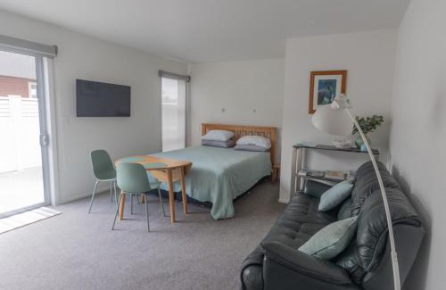 One Tree Point Cama Y Desayuno | Marsden Cove Canal Haven with Spa Pool