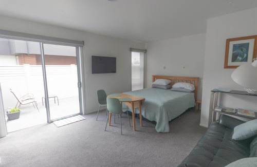 One Tree Point Cama Y Desayuno | Marsden Cove Canal Haven with Spa Pool