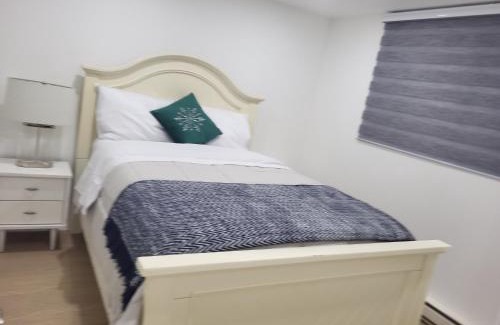 Laval Apartamento | Bel appartement moderne et propre, zone calme