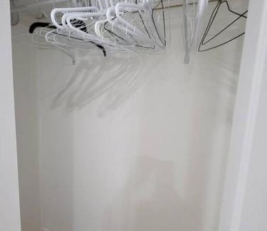 Laval Apartamento | Bel appartement moderne et propre, zone calme