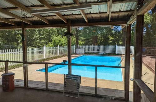 Taylors Casa | Cheerful 2 Bedroom House With Pool And Large Deck