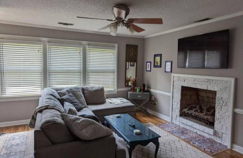 Taylors Casa | Cheerful 2 Bedroom House With Pool And Large Deck