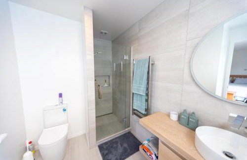 One Tree Point Cama Y Desayuno | Marsden Cove Canal Haven with Spa Pool