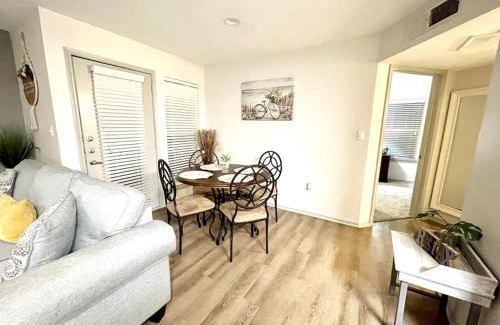 Uptown Apartamento | Cozy Apt by SAT Intl w/ pool + gym