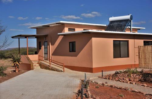 Otjiwarongo Cabina | Cheetah View Lodge