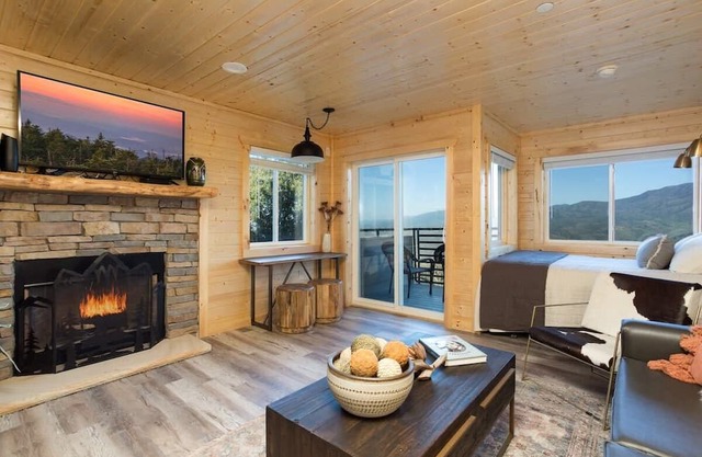 Outstanding Mt. LeConte View/Indoor Pool & Hot Tub