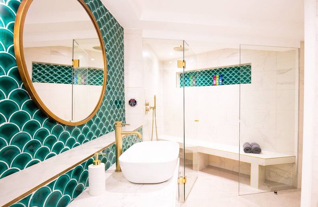 Retreat with Steam room, KING bed near tube