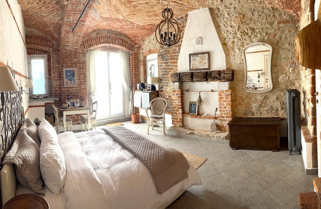 Fireplace Suite - country chic with heated hot tub in the garden