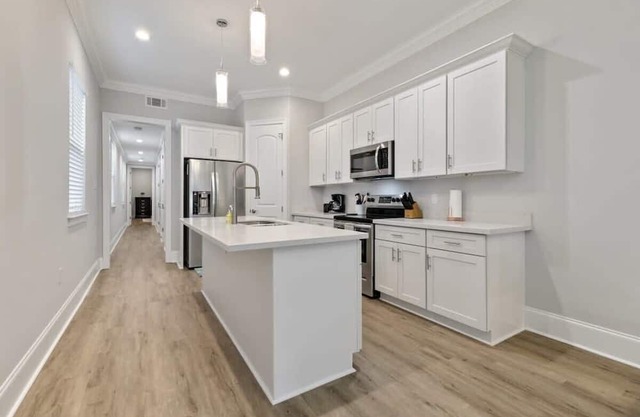 Brand New Clean Modern 3br by Streetcar Line!