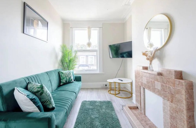 Chic 3BD Flat - 5 Mins to Walthamstow Central!