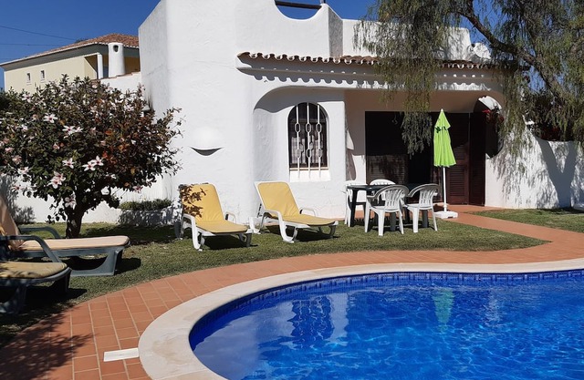 House in a quiet area with private pool and beautiful garden