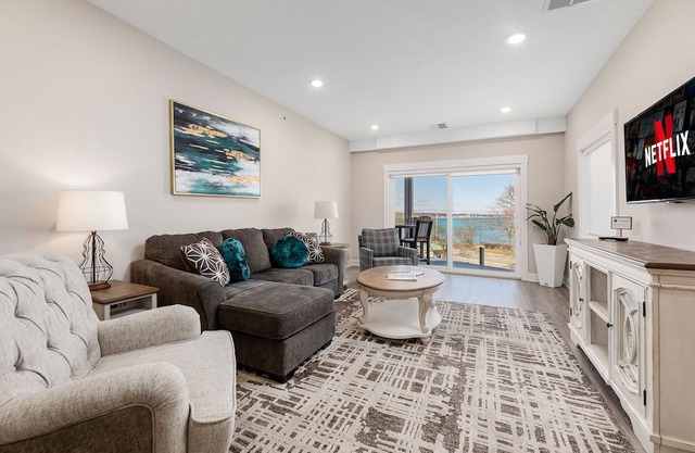 ♛ 539 Bay St ⁀➷ Luxury Downtown 2BDR Lake View Penthouse Condo steps to Beach! ➠ 302W