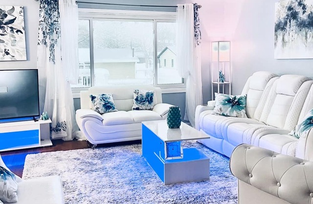 Beautiful 6 bedroom house by Maplewood Mall