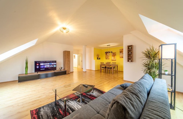 Modern top floor apartment with parking - Netflix