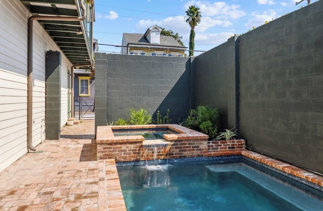 Rustic Industrial Home w heated Pool/Hot Tub, Steps to FQ