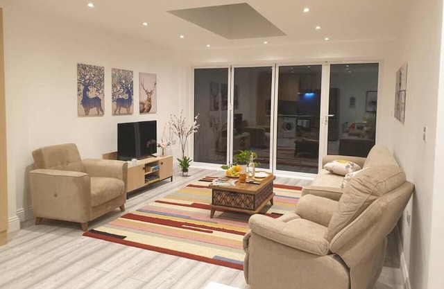 Spacious London King bed Garden flat near parks, 35 mns from central London by tube
