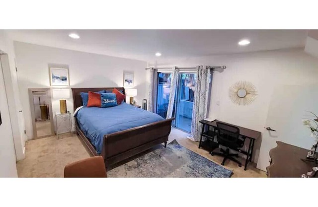 LA Bliss: Your Glamorous Getaway Suite! Great location! Close to stores.