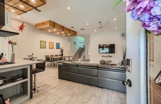 Pet Friendly Retreat with Lap Pool / Spa in the '04! Near SXSW Top Spots!