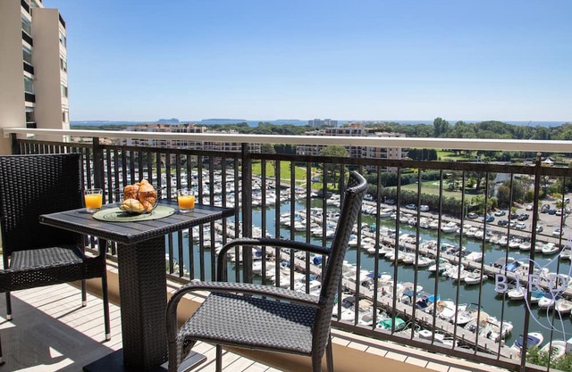 ELEGANT STUDIO WITH MARINA, SEA AND ESTEREL VIEW, SWIMMING POOL, HIGH FLOOR