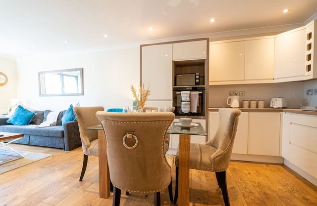 Vibrant Old City 2BR Apartment - Full Kitchen WiFi