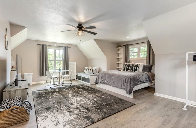 Private Studio Above Garage w/Hot tub Only 1 Mile to Downtown Hendersonville