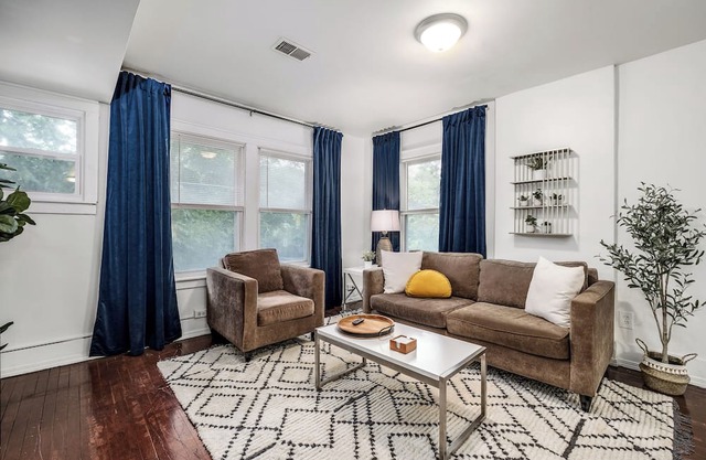 Renovated Modern Unit| Walk to EMU | Short drive to UM and UM Hospital | Pets OK