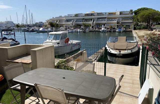 Charming Marina, Port Camargue, waterfront terrace, 2 bedrooms, air-conditioned double.
