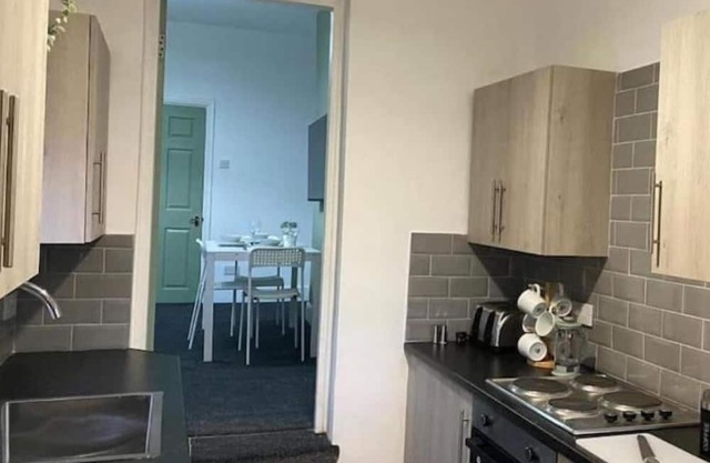 3 bdrm flat 5 beds, free parking