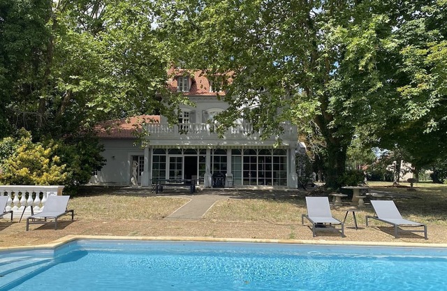 Prestigiosa casa con piscina a pocos minutos del océano