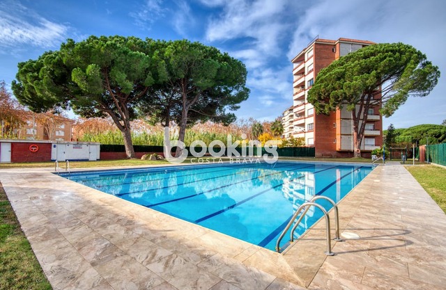 APARTMENT FOR 4 PEOPLE WITH POOL AND TERRACE NEAR THE BEACH AND SHOPPING AREA