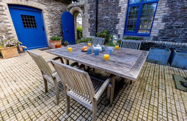 An elegant and spacious Grade II Listed farmhouse