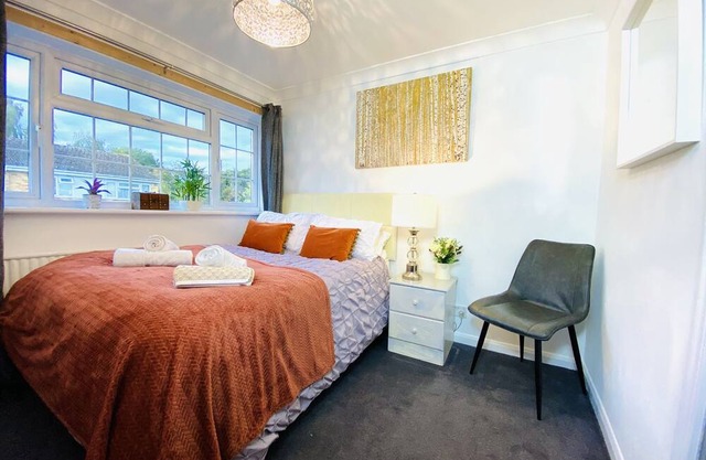 NEW Stylish Modern Home - >10 min from Reading Centre & Lakeside